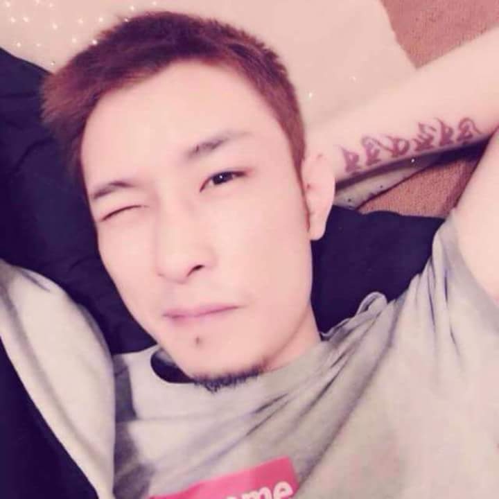 难得拥抱的第一张照片--成都相亲服务中心