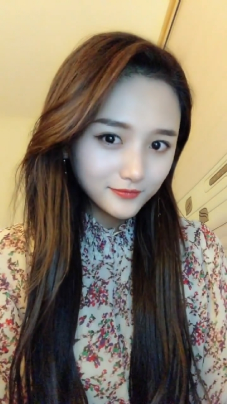 淡然一笑的第一张照片--成都相亲服务中心