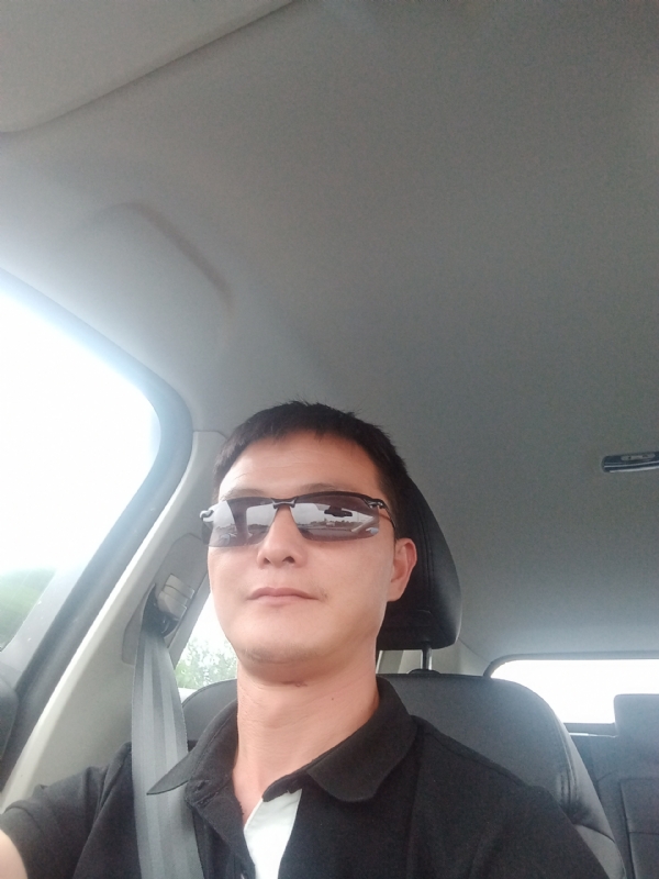 孤独的男人的第一张照片--成都相亲服务中心