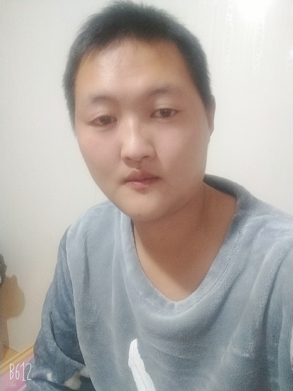 烟圈里透着伤的第二张照片--成都相亲服务中心