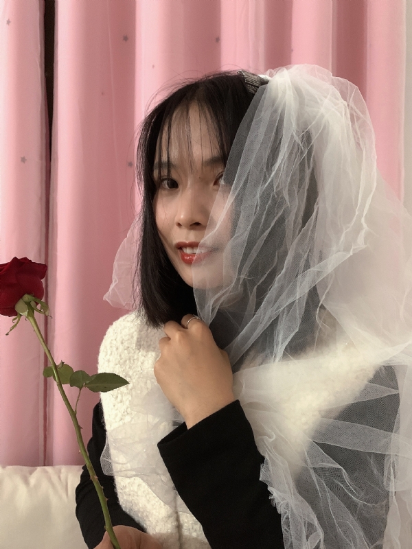 持紫菜包饭的女孩的第一张照片--成都相亲服务中心