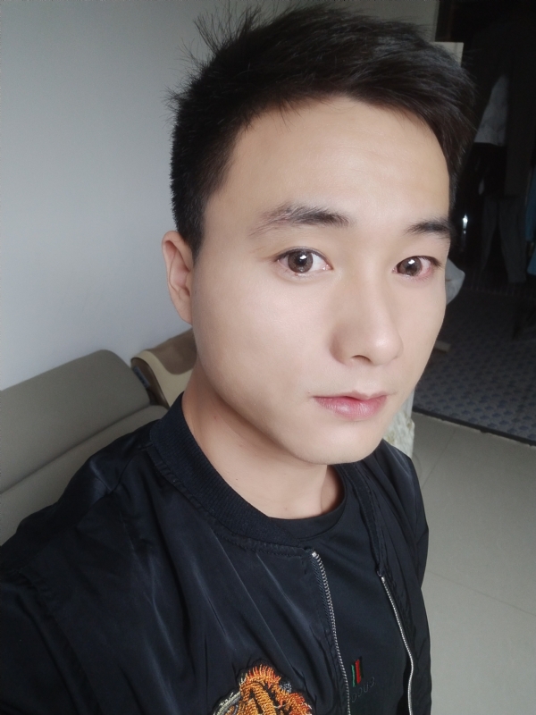 何凡的第三张照片--成都相亲服务中心
