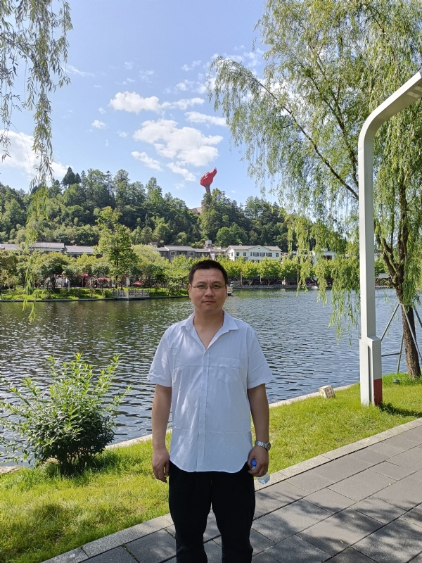 风雨相伴的第一张照片--成都相亲服务中心