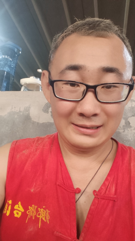 黑黑一笑的第二张照片--成都相亲服务中心