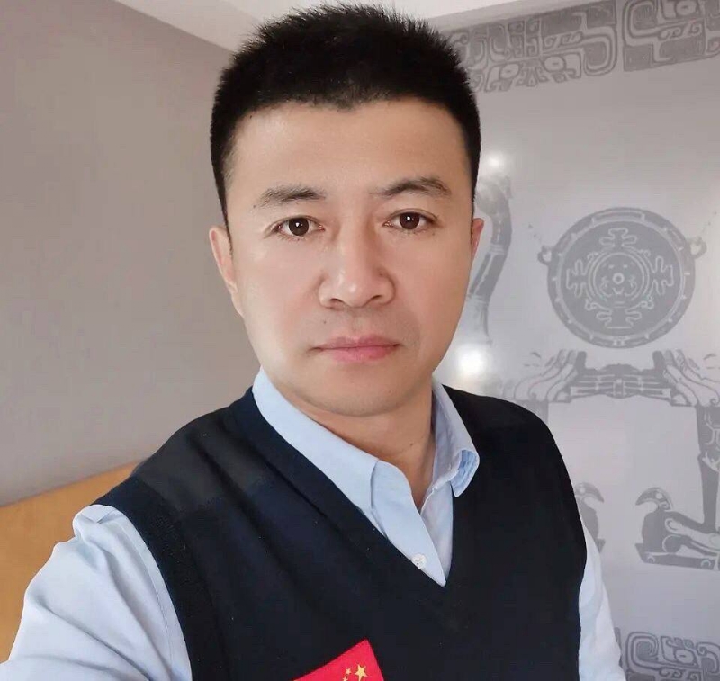 生在红旗下的第一张照片--成都相亲服务中心